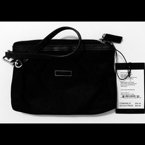 🌼NWT TUMI CLUTCH•”JUST IN CASE” TRAVEL WRISTLET🌼